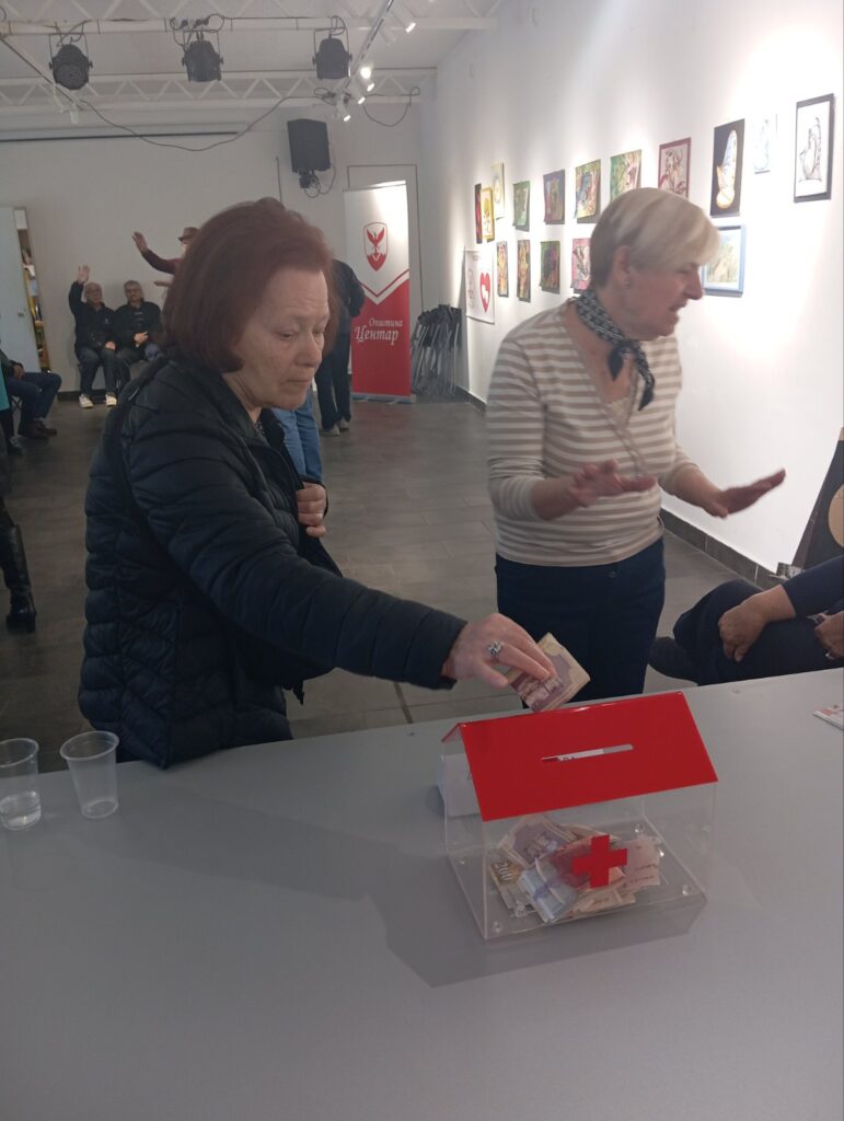 Пензионерите на Општина Центар сликаат, даруваат и донираат за Кара 17 Donacija za Kara 09 771x1024 1